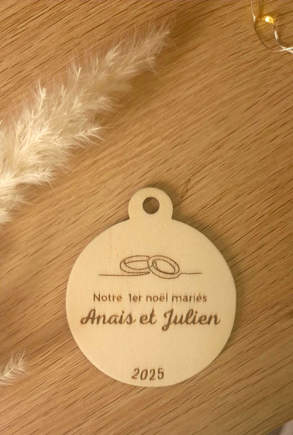 Boule de Noël Personnalisée – Premier Noël de Mariés (8 cm)
